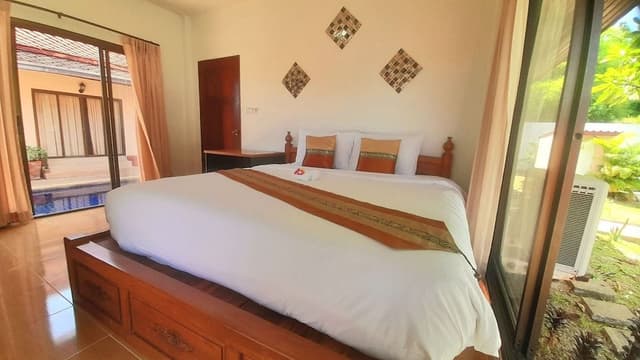 3 bedroom house with living room & kitchenette