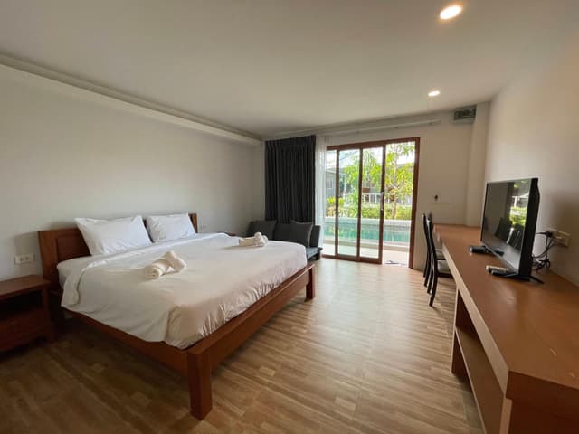 Deluxe Pool View Room
