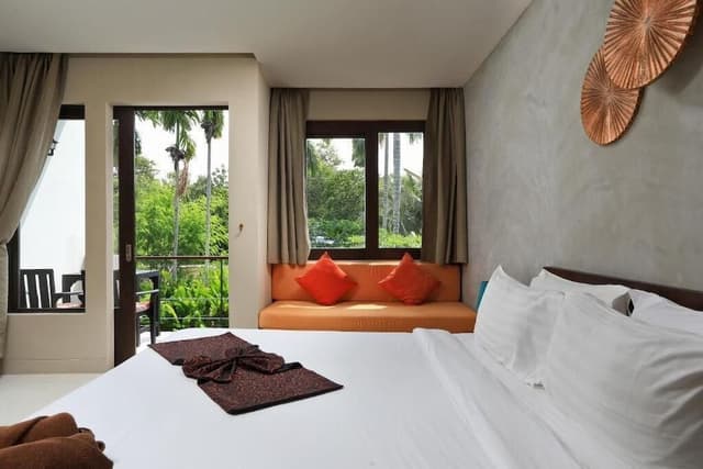 Executive Suite, Non Smoking, Pool View