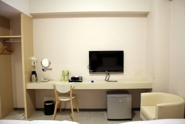 Twin Room, No Windows (無早餐)