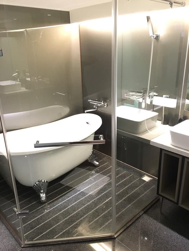 Deluxe Suite with Bathtub