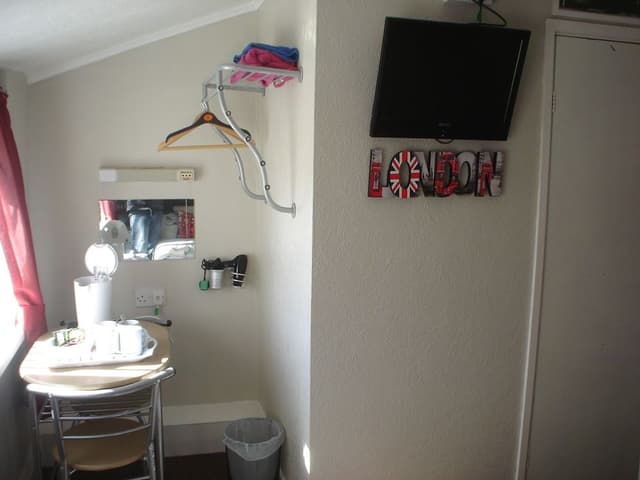 Family Room, Ensuite (Room 6)