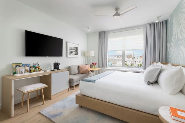 Basic Room, 1 King Bed, Pool View
