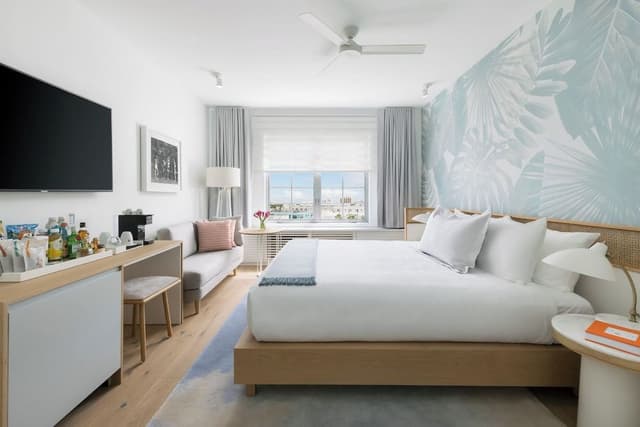 Basic Room, 1 King Bed, Pool View