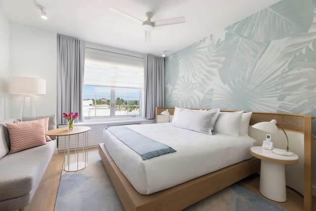 Basic Room, 1 King Bed, Pool View
