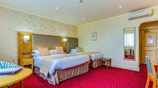 Twin or Family Room with Seaview