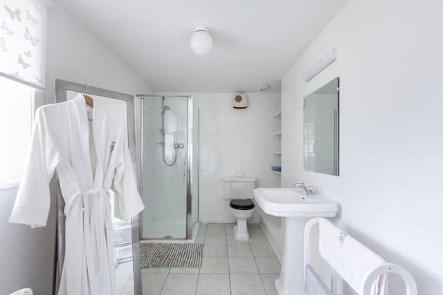 Suite, Ensuite ( Iona Ground Floor)