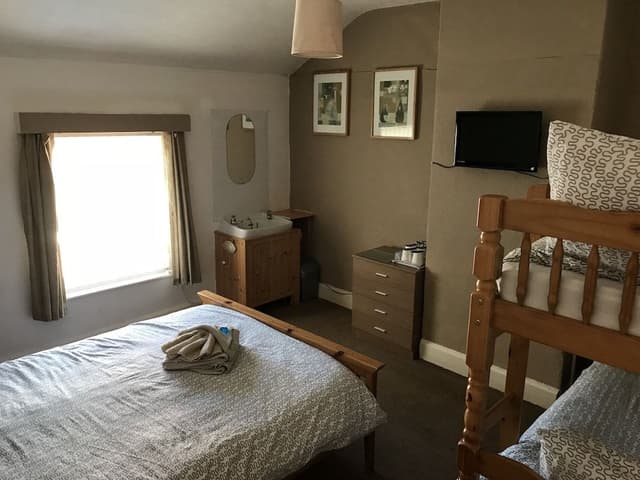Suite, Shared Bathroom (room 7)
