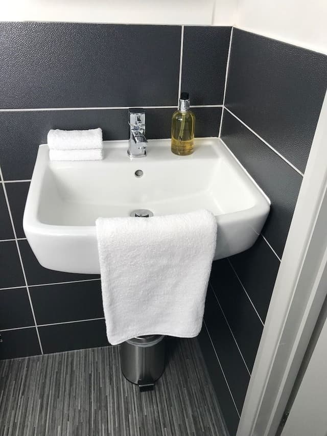 Small Double Room Ensuite