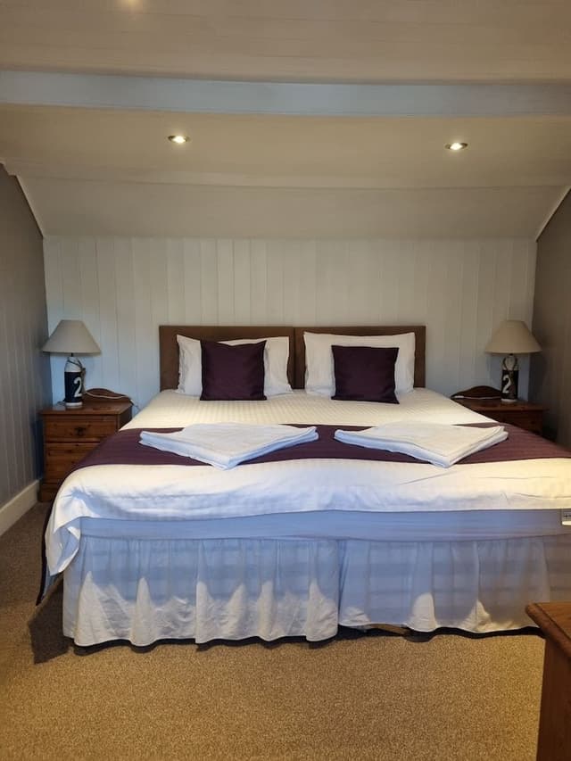 Double or Twin Room, Ensuite (Victory)