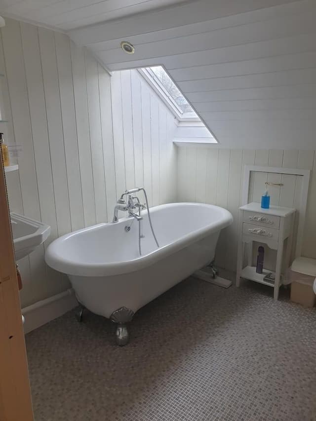 Double or Twin Room, Ensuite (Victory)