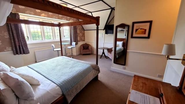 Four poster room