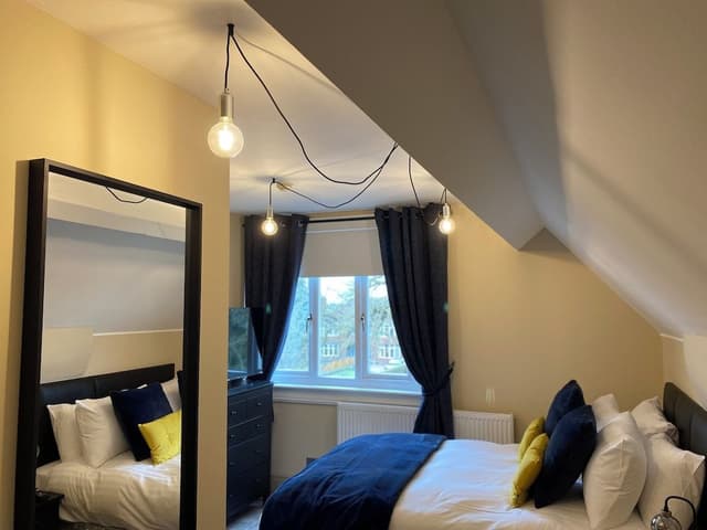 DOUBLE RM WITH EXTERNAL PRIVATE BATHROOM