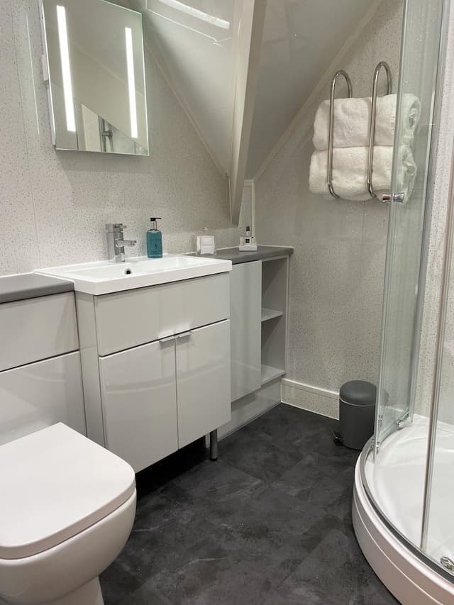 DOUBLE RM WITH EXTERNAL PRIVATE BATHROOM
