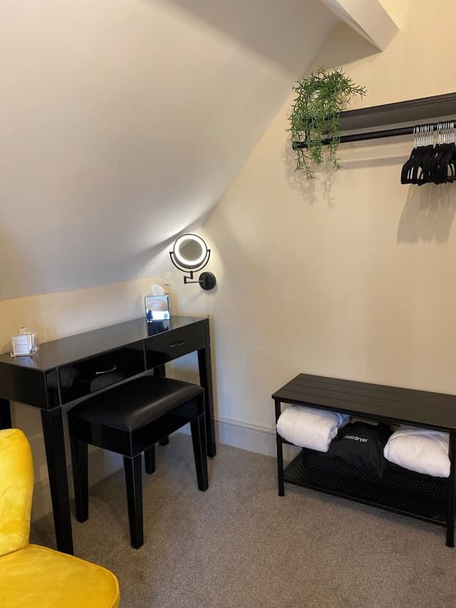 DOUBLE RM WITH EXTERNAL PRIVATE BATHROOM