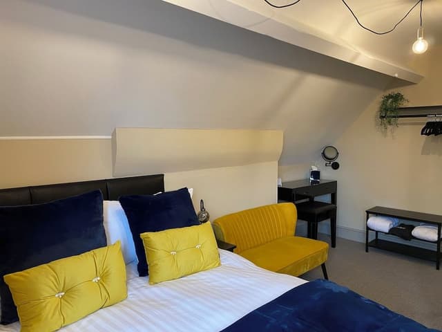 DOUBLE RM WITH EXTERNAL PRIVATE BATHROOM