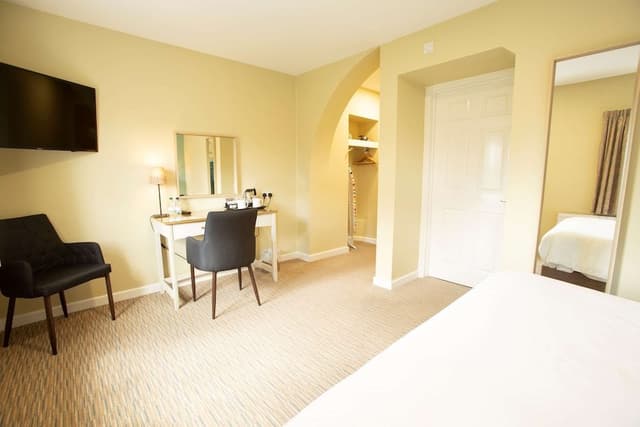 Standard Room, 1 King Bed, Accessible (Walk-in Shower)