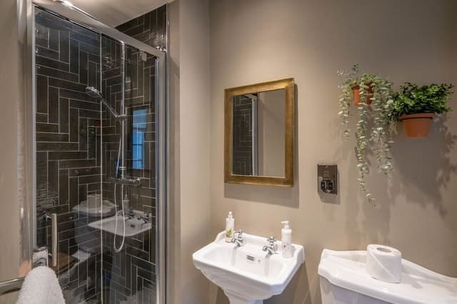 Signature Room, 1 King Bed, Ensuite