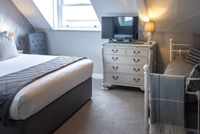 Superior Triple Room, Ensuite, Sea View