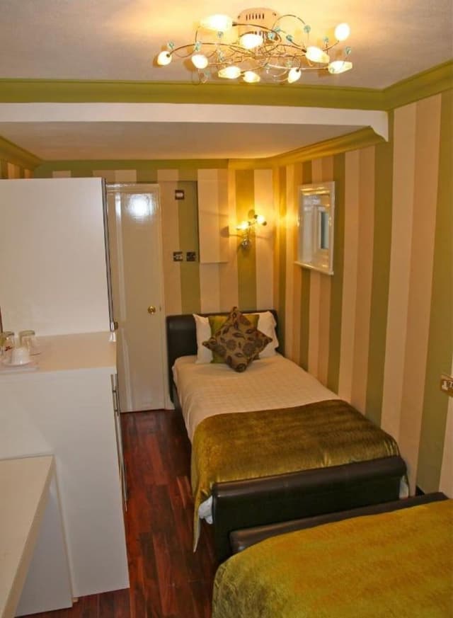 Standard Twin Room, Private Bathroom