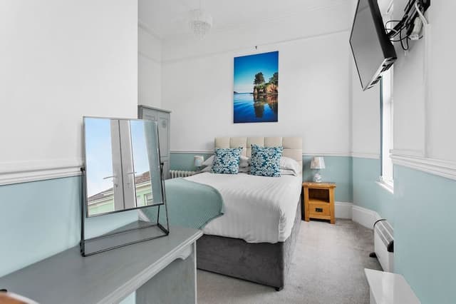 Room, Balcony