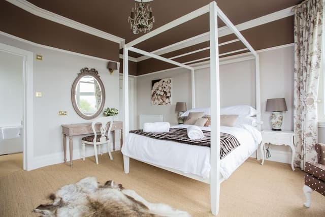 Deluxe City Four Poster