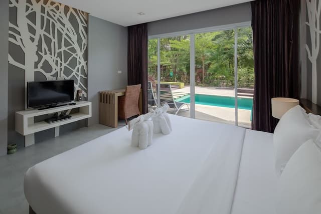 Deluxe Pool Access