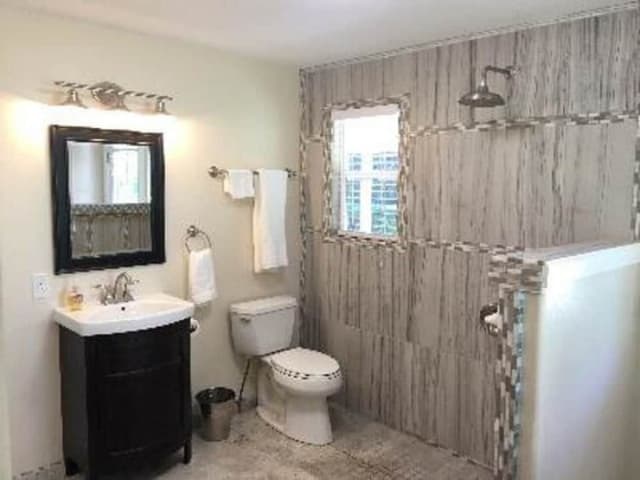Family House, Private Bathroom, Lagoon View (Aaron's Beach House Priva)