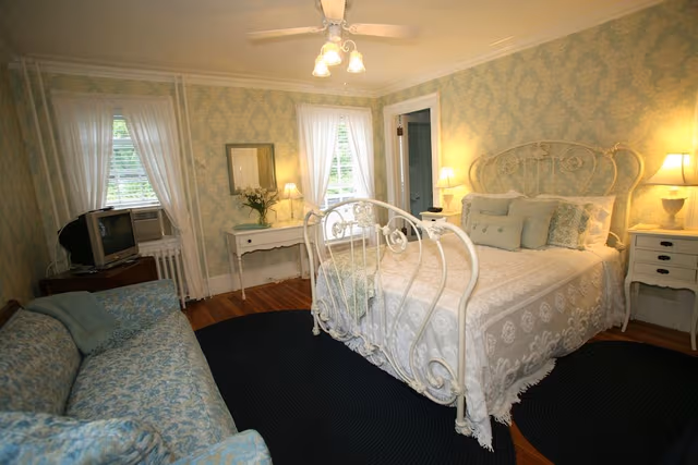 Traditional Queen Room, Private Bathroom, RM-4