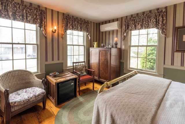 Romantic Double Room, Ensuite, Partial Sea View (Windsor Suite)