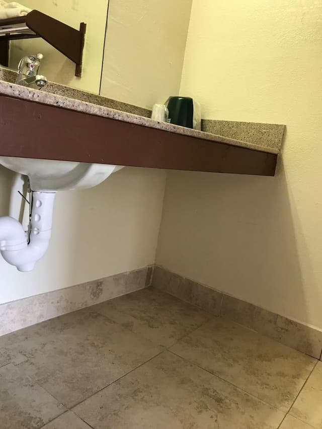 Basic Single Room, 1 King Bed, Accessible
