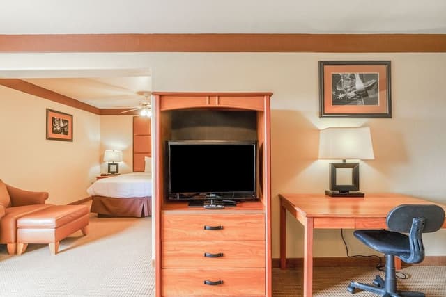 Suite, 1 King Bed, Non Smoking (Jacuzzi Tub)