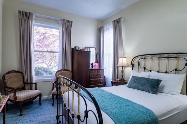 2- Andrew's Room