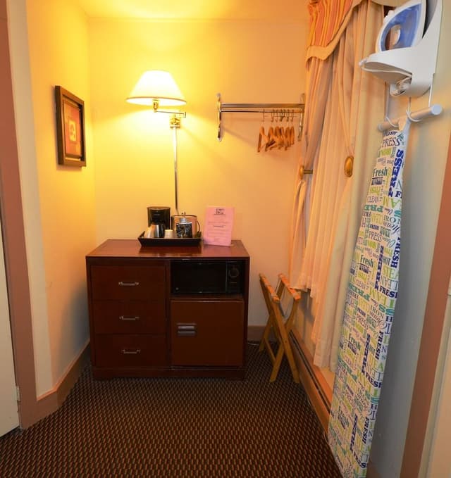 Standard Room, 1 Queen Bed