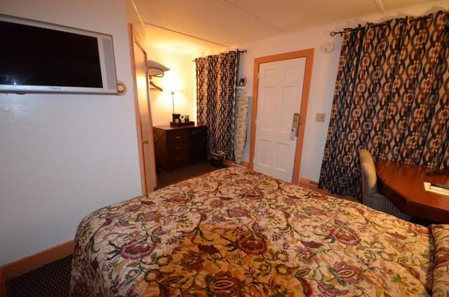 Standard Room, 1 Queen Bed