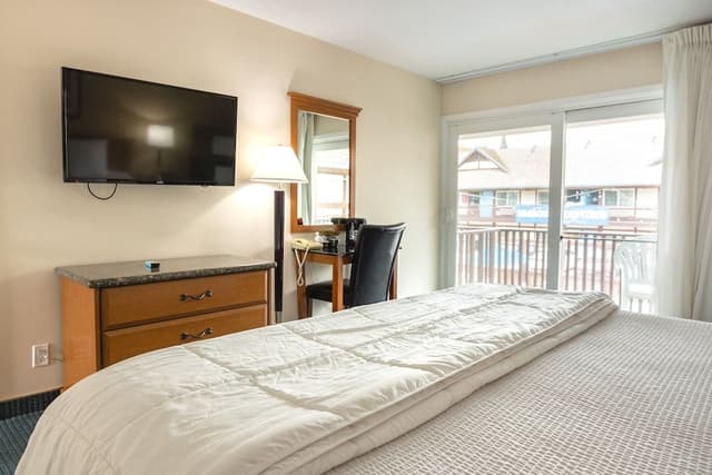 Standard Room, 1 King Bed Ground Floor (1 King Bed Nonsmoking)