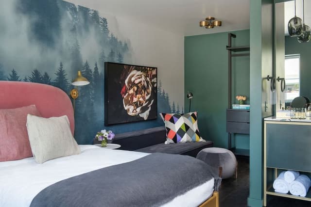 Room, 1 Queen Bed with Sofa bed (with Pullout)