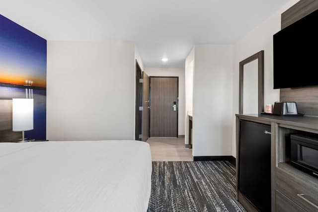 Senior Room, 1 King Bed, Accessible, Non Smoking