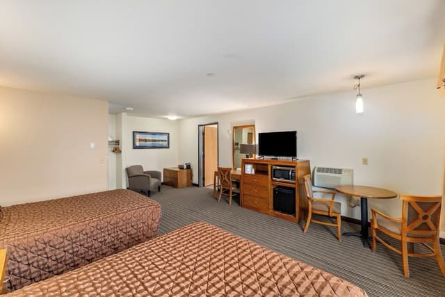 Deluxe Double Room, 2 Queen Beds, Non Smoking, Jetted Tub