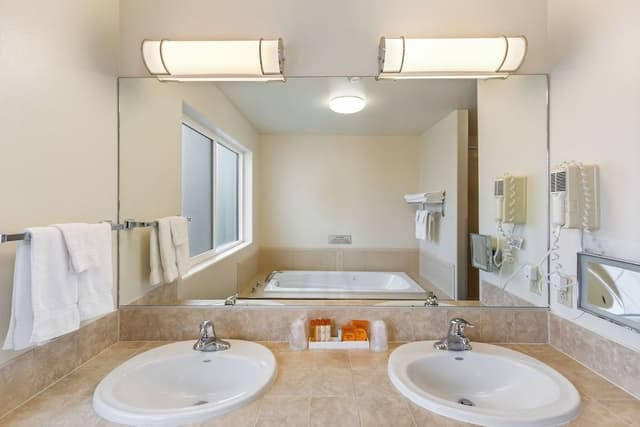 Deluxe Double Room, 2 Queen Beds, Non Smoking, Jetted Tub