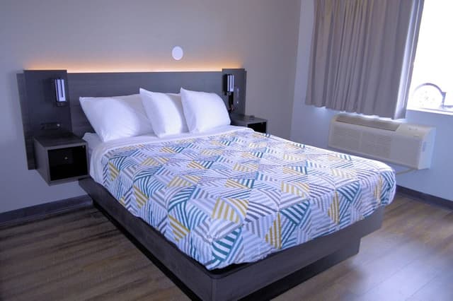 Deluxe Room, 1 Queen Bed, Non Smoking, Refrigerator & Microwave