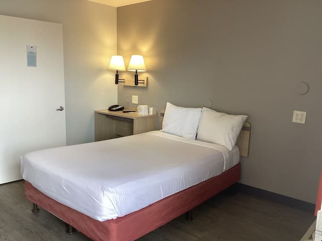 Deluxe Room, 1 Queen Bed, Non Smoking, Refrigerator & Microwave