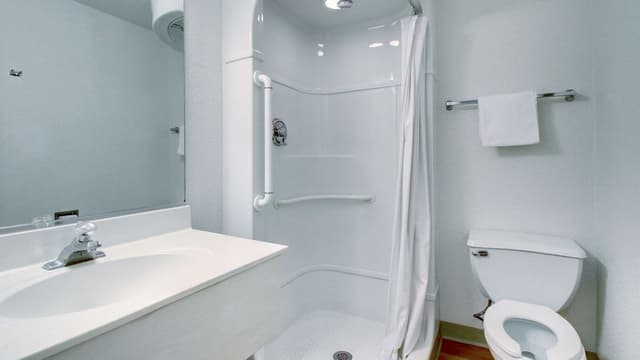 Deluxe Room, 1 Queen Bed, Non Smoking, Refrigerator & Microwave