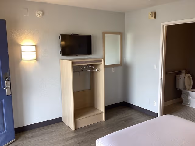 Deluxe Room, 1 Queen Bed, Non Smoking, Refrigerator & Microwave