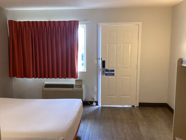 Deluxe Room, 1 Queen Bed, Non Smoking, Refrigerator & Microwave