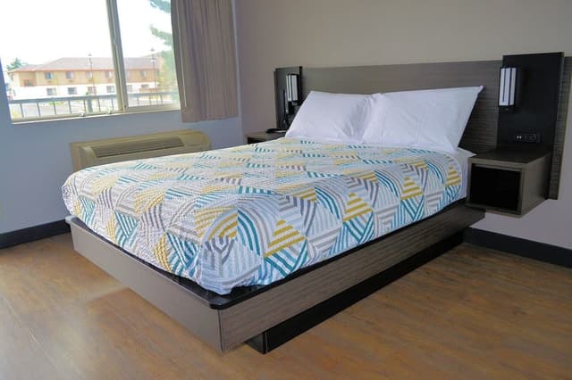 Deluxe Room, 1 Queen Bed, Non Smoking, Refrigerator & Microwave
