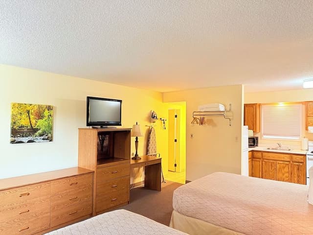 2 Queen Beds With Kitchen (No Pets Allowed)