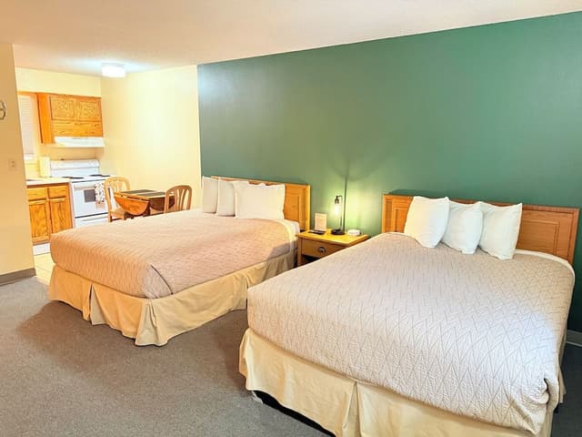 2 Queen Beds With Kitchen (No Pets Allowed)
