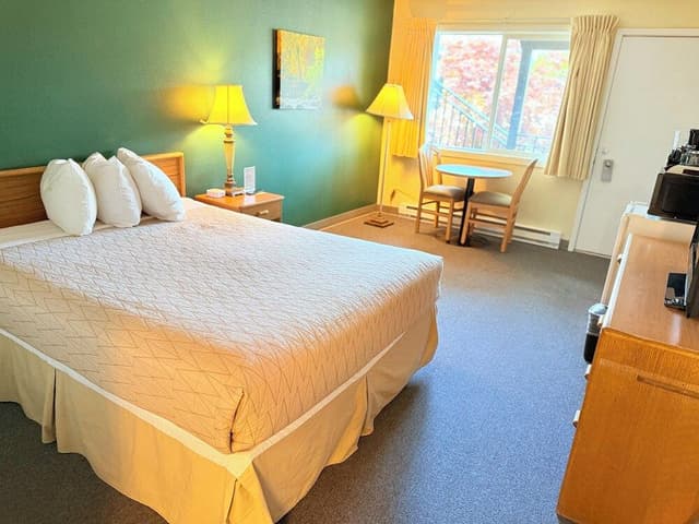 1 Queen Bed (No Pets Allowed)
