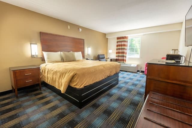 Deluxe Room, 1 King Bed, Non Smoking (accessible)